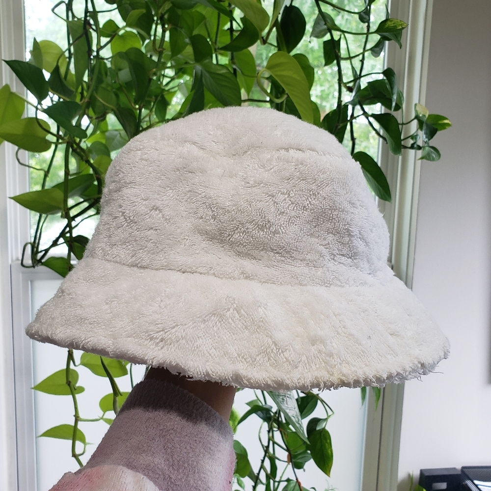 White Chanel bucket hat - Picture 9 of 9